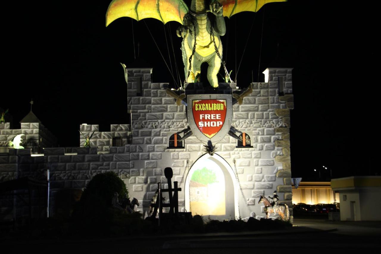 Merlin'S Camp Znojmo Ngoại thất bức ảnh