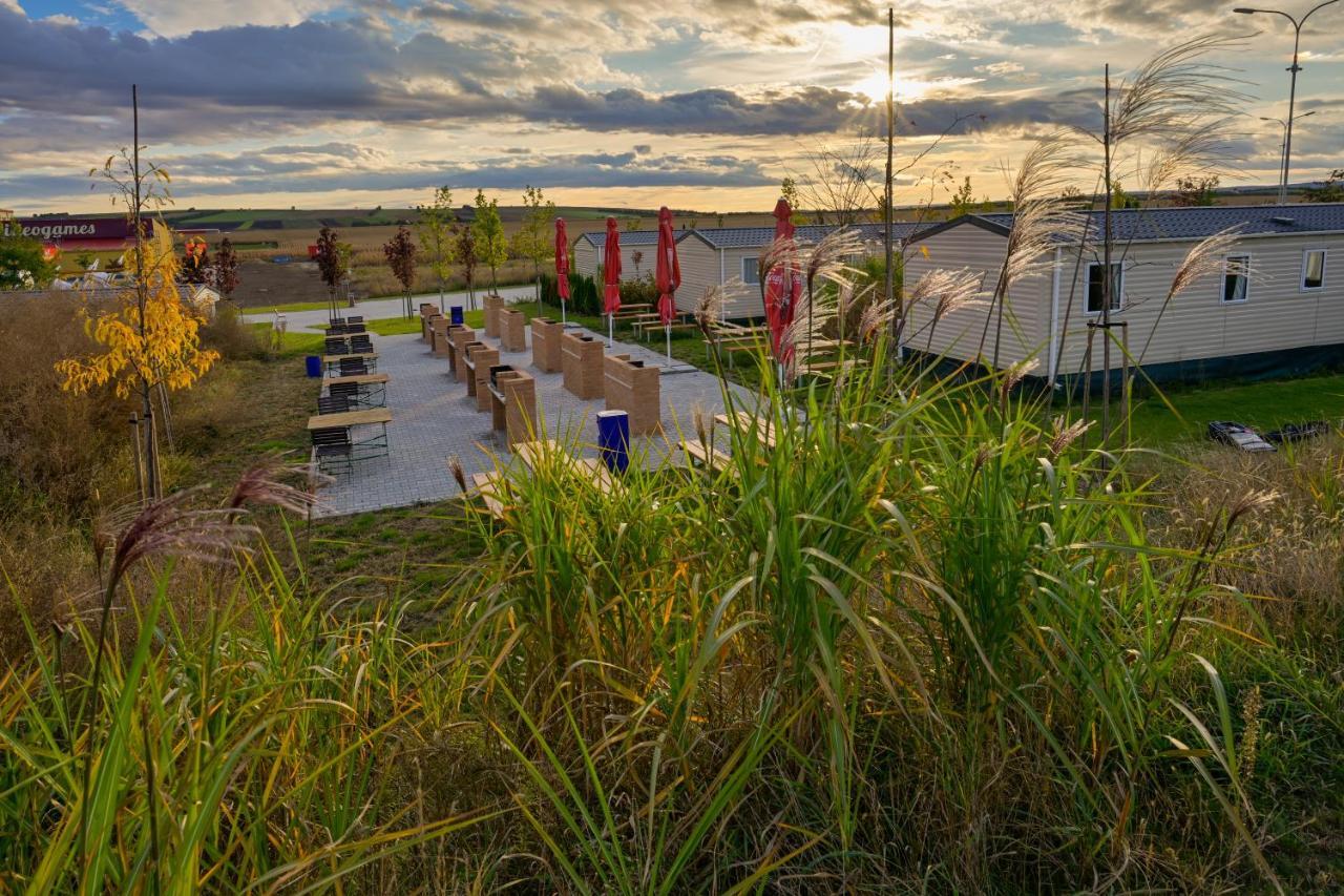 Merlin'S Camp Znojmo Ngoại thất bức ảnh